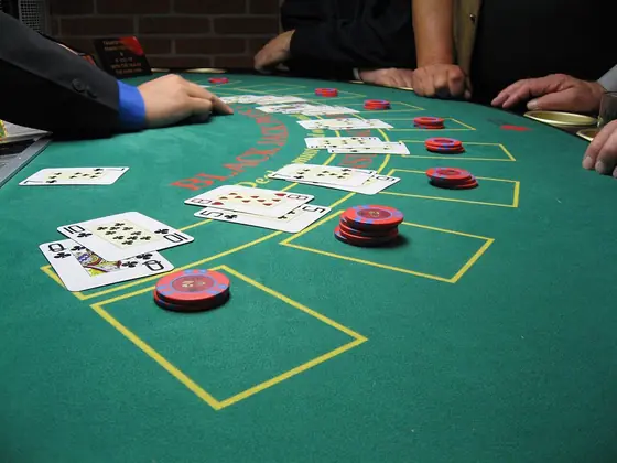 Come funziona il rake nel poker e come incide sul ROI