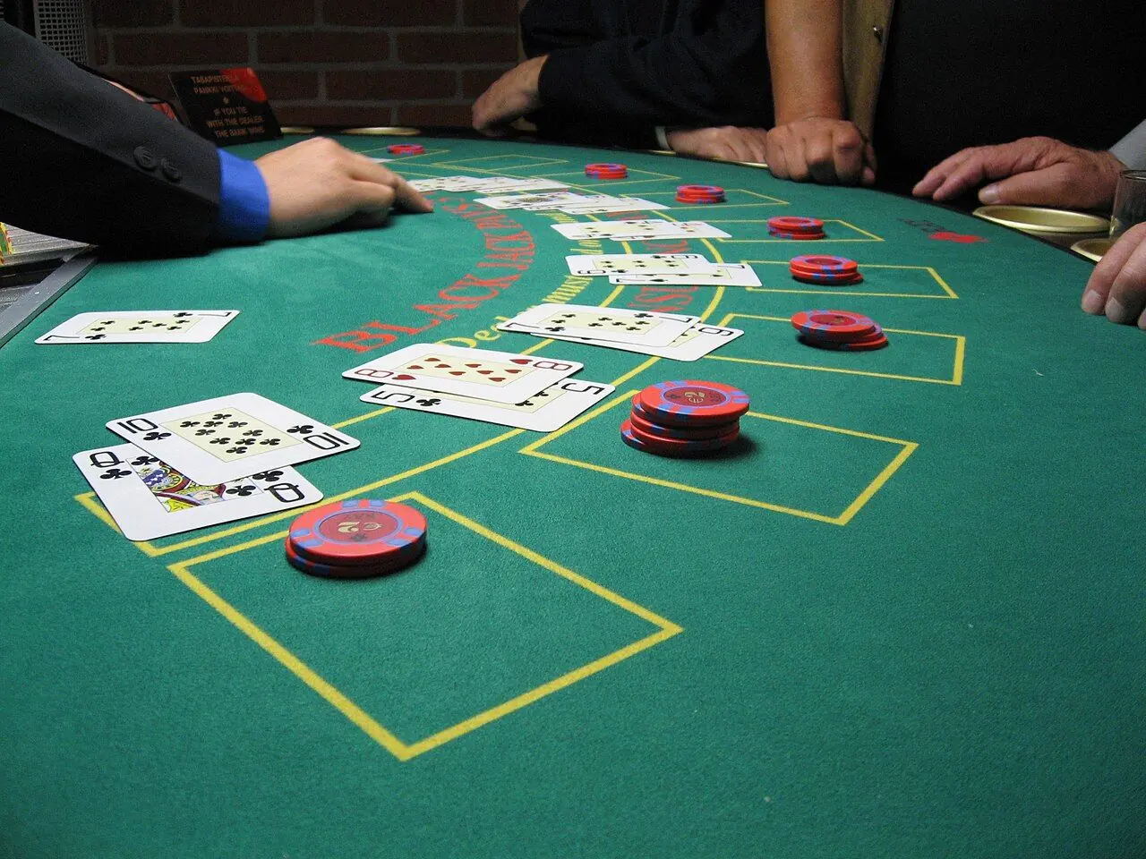 Come funziona il rake nel poker e come incide sul ROI